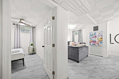 Modern Apartment with Parking & Prime Location