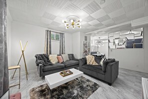 TV - Modern Apartment with Parking & Prime Location (Louisville)