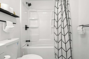 Een douche, een haardroger, handdoeken