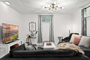 TV - Modern Apartment with Parking & Prime Location (Louisville)