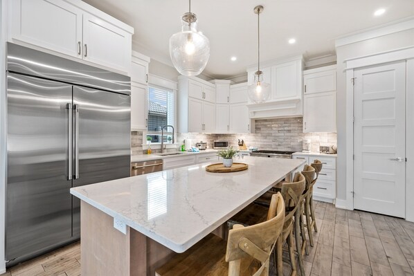 Réfrigérateur, four à micro-ondes, un four, surface de cuisson