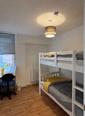 Kamar Twin Standar | Meja kerja, Wi-Fi gratis, dan seprai linen