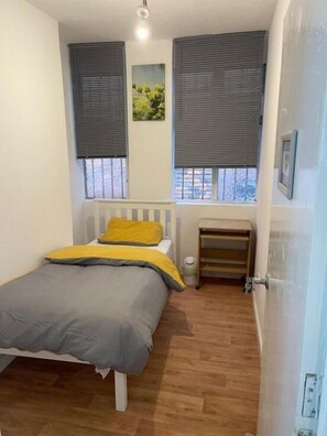 Kamar Single Standar | Meja kerja, Wi-Fi gratis, dan seprai linen