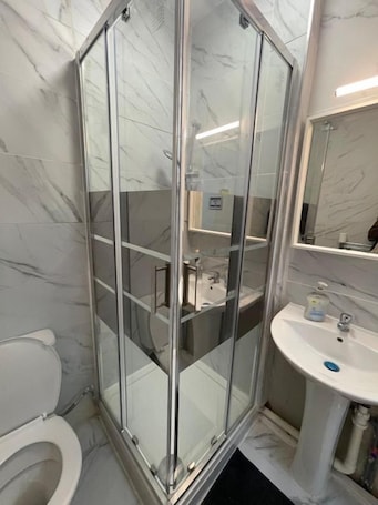 Doccia, asciugamani, carta igienica. Sterling Suites Ealing