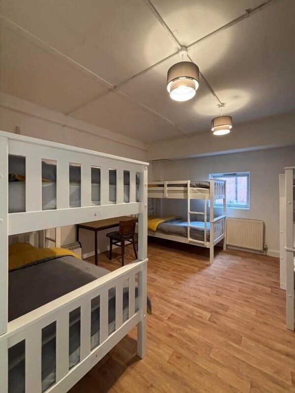 Dormitorio compartido estándar | Escritorio, wifi gratis y ropa de cama 