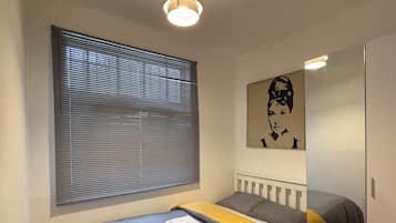 Standard Double Room | Meja, Wi-fi percuma, cadar katil