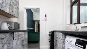House | Dapur peribadi | Peti sejuk, ketuhar gelombang mikro, ketuhar, dapur 
