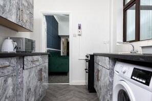 House | Private kitchen | Fridge, microwave, oven, stovetop - 4-bedroom- Stoke-on-trent Sleeps 8- pet Friendly (Stoke-on-Trent)