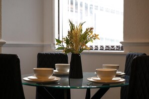 House | Dining - 4-bedroom- Stoke-on-trent Sleeps 8- pet Friendly (Stoke-on-Trent)