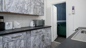 House | Dapur peribadi | Peti sejuk, ketuhar gelombang mikro, ketuhar, dapur 