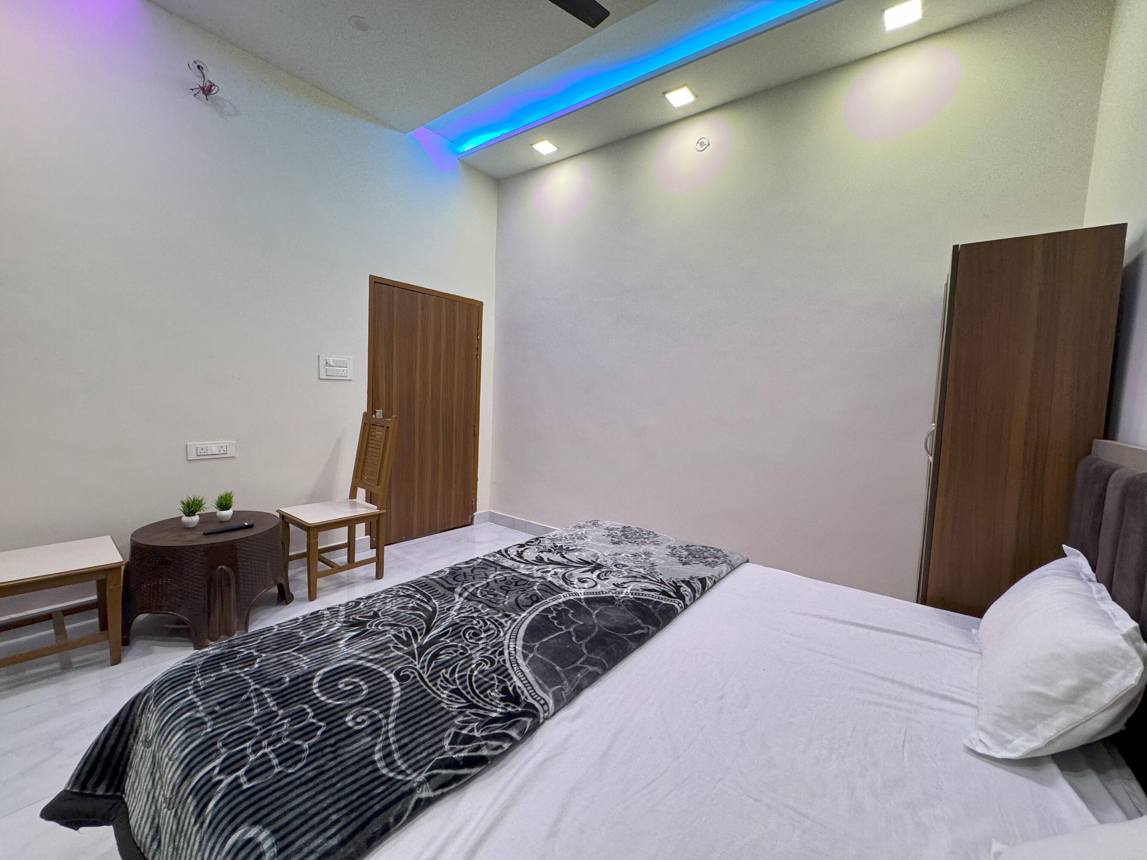 Deluxe Room | Premium bedding, Select Comfort beds, desk, laptop workspace