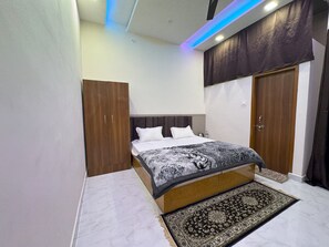 Deluxe Room | Premium bedding, Select Comfort beds, desk, laptop workspace - It's Braj Raj Home Stay  (Mathura)