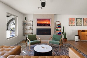 Smart-TV, peis, bøker og kontorer