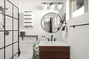 Shower, hair dryer, towels, soap - Foothills Oasis: Fire Pit & Scenic Mountain Views (Tucson)