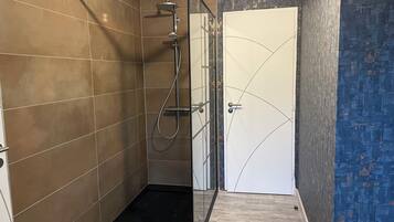 Toalhas de banho, sabonete, shampoo, papel higiênico