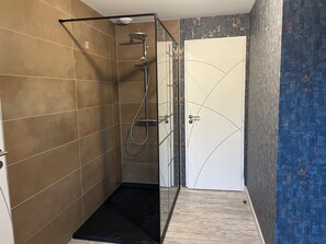 Serviettes fournies, savon, shampoing, papier toilette