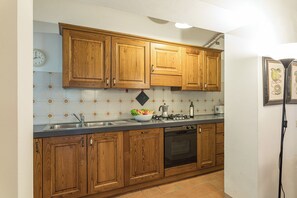 Microwave, oven, stovetop, dishwasher - Ginestra apartment nestled in the heart of Tuscany (Toscana)
