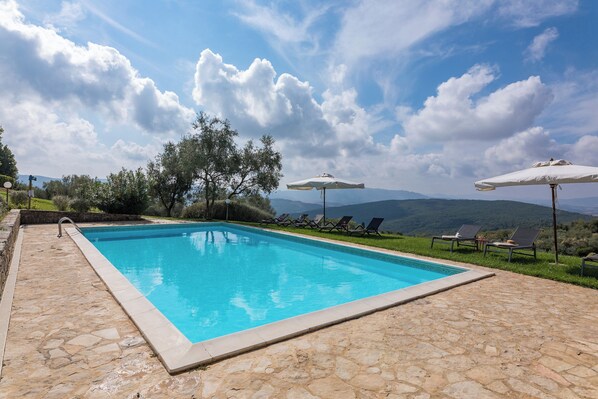 Pool - Ginestra apartment nestled in the heart of Tuscany (Toscana)
