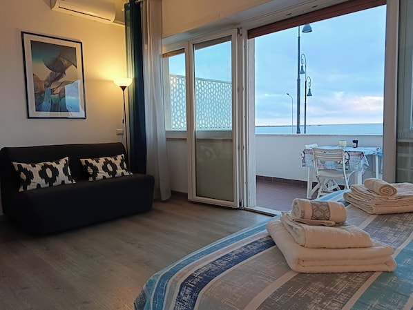 Studio, Sea View | Living area