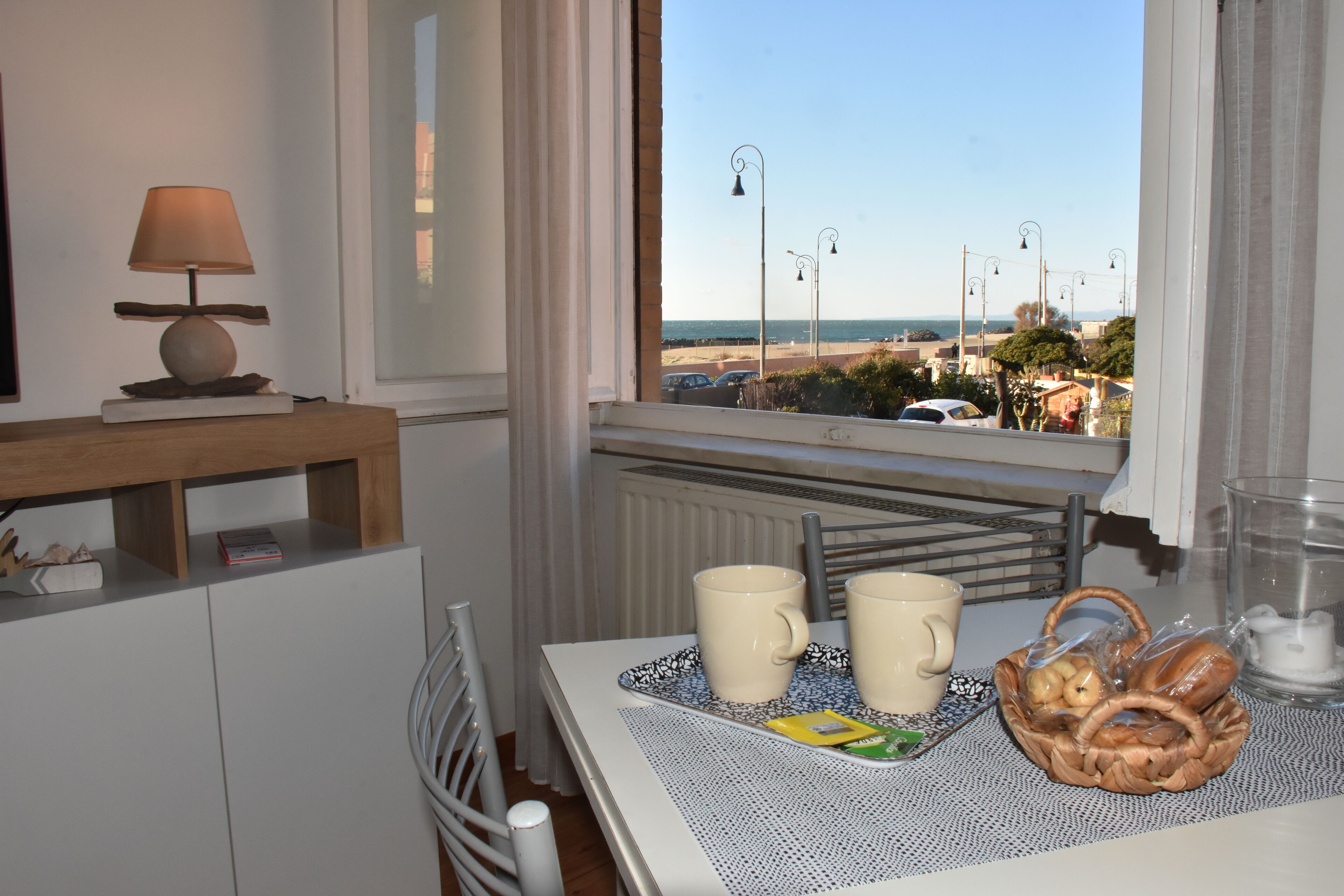 Appartamento Design, vista mare | Area soggiorno | TV a schermo piatto 32 pollici con canali digitali