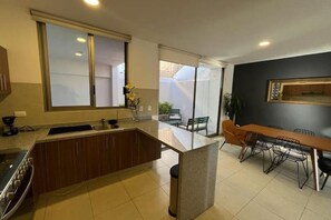 Mikrowelle, Ofen, Wasserkocher mit Kaffee-/Teezubehör