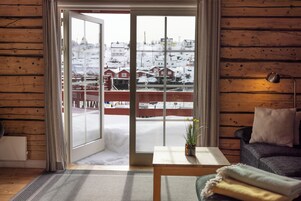 Superior Cabin, 3 Bedrooms, Harbor View, Oceanfront | Living area