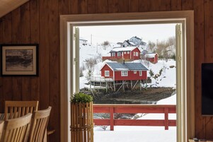 Cabaña superior, 4 habitaciones, vistas al puerto, frente al mar | Servicio de comidas en la habitación