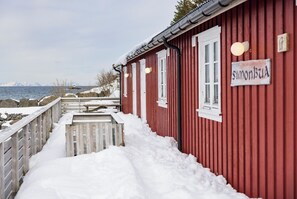 A red building with a sign reading "SimonBua" and a wooden deck leading to it.