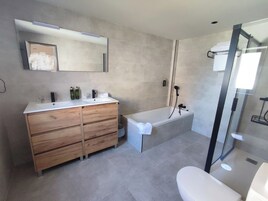 Habitación cuádruple familiar | Baño | Ducha, secador de pelo, toallas y jabón