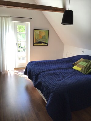 5 bedrooms, iron/ironing board, WiFi, bed sheets