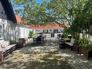 Outdoor dining - Cozy large villa near beach, Slagelse, Viking castle Trelleborg and more. (Slagelse)