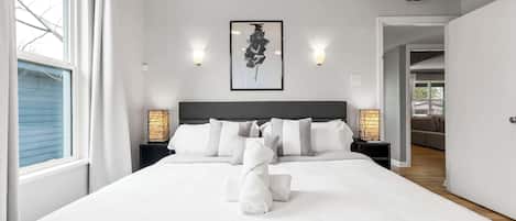 3 makuuhuonetta, työpöytä, silitysrauta/-lauta, vauvan matkasänky