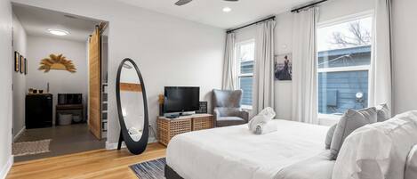 3 bedrooms, desk, iron/ironing board, travel crib