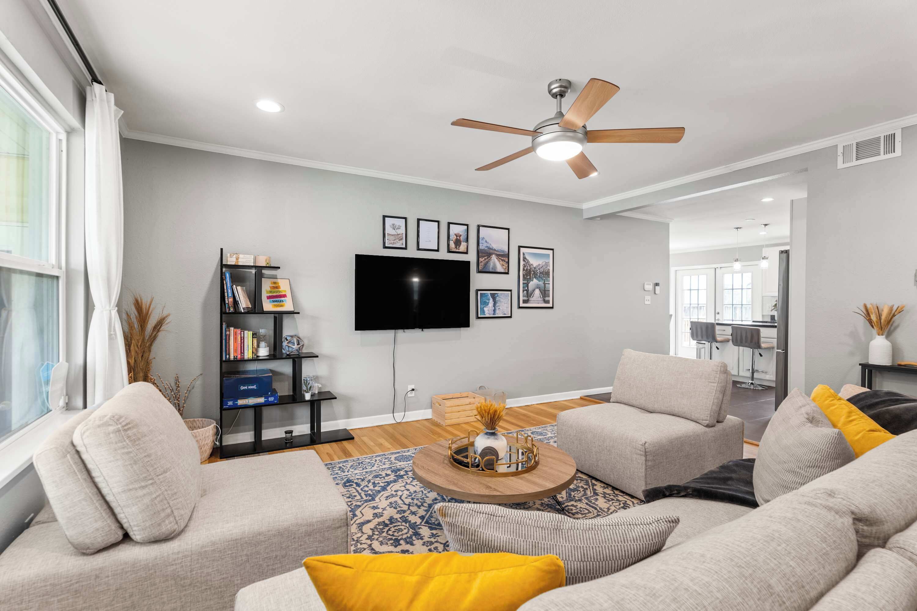 Televisión, libros y oficina 