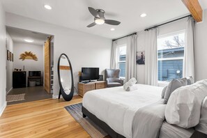 3 camere, una scrivania, ferro/asse da stiro, culla da viaggio