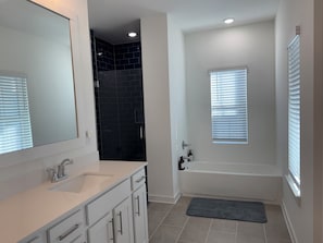 Secadora de cabello, toallas, jabón, papel de baño