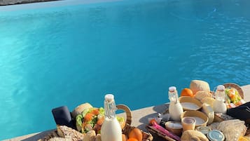 Full breakfast on weekends (EUR 15 per person)