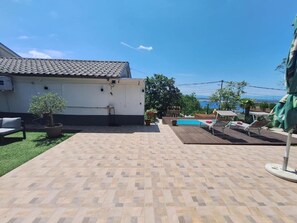 Terrace/patio - 1-bedroom apartment with WiFi, AC, private pool and parking in pleasant Dramalj (Dramalj)