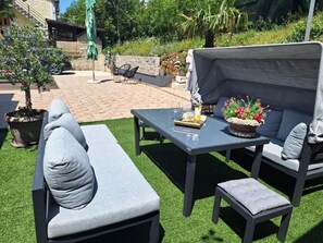 Outdoor dining - 1-bedroom apartment with WiFi, AC, private pool and parking in pleasant Dramalj (Dramalj)