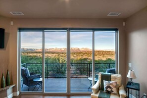 Huis, 2 queensize bedden, terras, uitzicht op bergen (Mesa View) | Woonruimte | Televisie