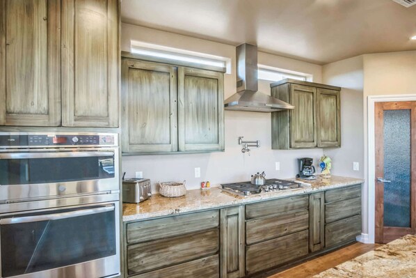 Huis, 2 queensize bedden, terras, uitzicht op bergen (Mesa View) | Privékeuken | Een koelkast, een microgolfoven, een oven, een kookplaat