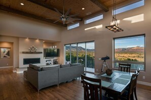 獨棟房屋, 2 張加大雙人床, 庭院, 山景 (Mesa View) | 起居區 | 電視