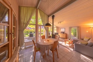 Une pièce confortable avec une table à manger, des chaises, un canapé et un téléviseur.