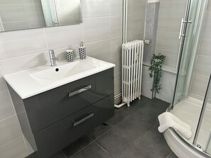 Séchoir à cheveux, serviettes fournies, papier de toilette