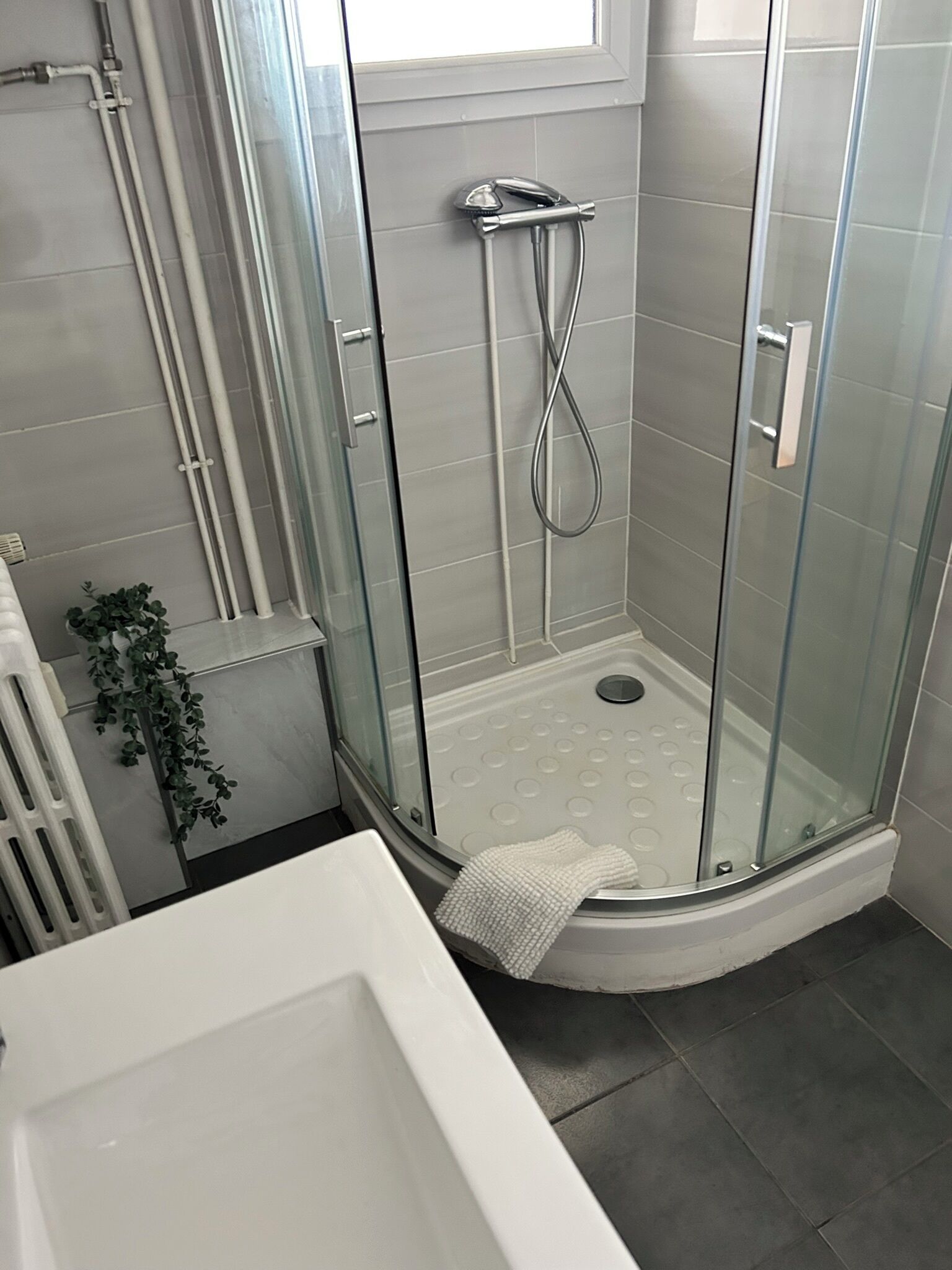 Haartrockner, Handtücher, Toilettenpapier