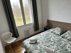 1 bedroom, free WiFi, bed sheets - City center and park view (Nevers)