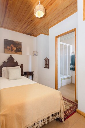 1 habitación y tabla de planchar con plancha