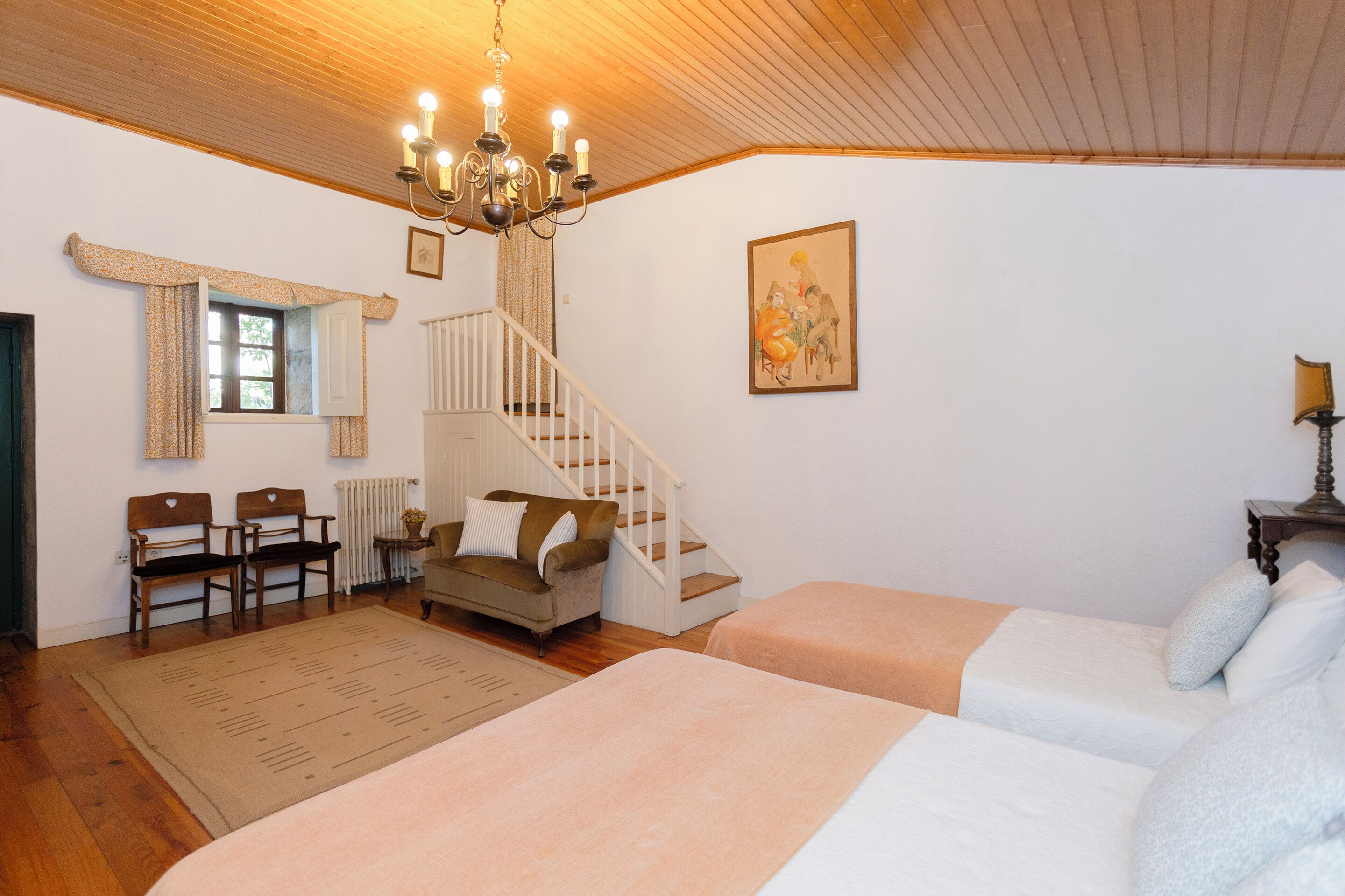 1 habitación y tabla de planchar con plancha 