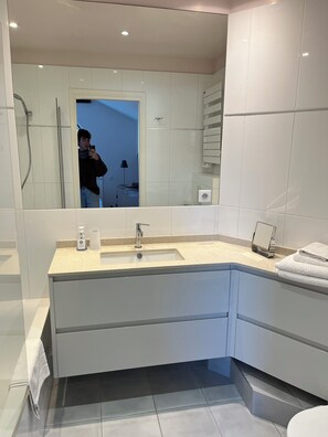Douche, sèche-cheveux, serviettes fournies, papier toilette