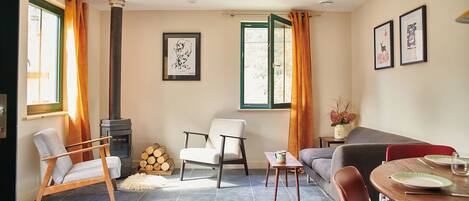 Smart TV, fireplace, stereo